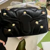 Moda çapraz vücut çantası açık kadın çantası kapitone v-desen tasarımı iç içe metal logo tasarımı 26cm deri omuz çantası