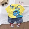 Kläderuppsättningar 2024 Summer Toddler Boy Clothes Set Cartoon Dinosaur Kort ärm T-shirts Hål Denim Shorts Suit Spädbarnsbaby outfit