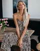 Höj ditt utseende med denna fashionabla och eleganta ryska europeiska och amerikanska stil kvinnors jumpsuit med en spaghetti -rem och leopardtryck AST886281
