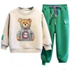 Kledingsets Herfst Baby Meisje Jongen Kleding Set Kinderen Sport Cartoon Beer Sweatshirt Top En Broek Knop Tweedelig pak Katoen Tra Dhkai