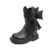 Botas niñas acolchadas media pantorrilla 2024 arco marrón cálido princesa zapatos de cuero otoño invierno negro cien planos suaves niños cortos