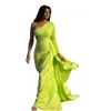 2024 Robes de soirée sexy arabes portent une épaule verte plissée formelle robes de soirée de bal occasion spéciale à manches longues en satin élastique