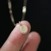 Rose petite pièce de monnaie S925 argent sterling plaqué K collier en or bord de perle brillant sculpté fleur mini style collier pendentif femme 240122