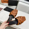 Dames de luxe été nouvelles pantoufles en cuir mode sauvage sangle plate talon combinaison sandales en cuir verni tempérament sexy tongs 35-42 Q07W #