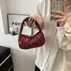 Akşam çantaları marka tasarımcı patent deri kapitone kadın omuz çantası retro crossbody dolgu eiderdown hafif hobos çanta