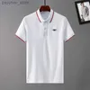 Polos para hombres 2022 Diseñador para hombre Polos de negocios básicos Camiseta Moda Francia Marca Camisetas para hombre Brazaletes bordados Letra Insignias Polo Camisa Pantalones cortos Q240130