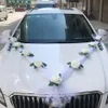 Fiore artificiale rosa bianca per la decorazione dell'auto nuziale Decorazioni per auto da sposa Nastri per maniglie per porte Fiore di seta T200103318S