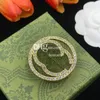 Hoop Rhinestone Crystal Brooches Pins Designer Guldbokstifter Toppbroscher med presentförpacknings smycken tillbehör