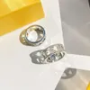 Guldsmyckesdesigner Fends Rings Nisch Design Lätt lyxig temperamentfingerring har medeltida struktur enkel diamantutsmyckning för kvinnor