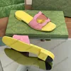 24SS Classic Womens Slip on Sandals Designer quiltade textur tofflor damer gula rosa blå låga klackar sliede utomhus mulor flip flops strandsko med dammpåsar