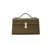 Una borsa Savette di nicchia realizzata in vera pelle, che trasporta piccole borse quadrate, borse francesi minimaliste in pelle di vacchetta e borse di fascia alta