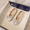 Dziewczyny Mary Jane Spring Fashion Dress Rowtie Princess Buty Baby Baby Flats Marka taneczna Rhinestone Glitter Soft Sole 240124