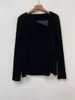 Blusas de mujer, blusa con cuello Diagonal Irregular, blusas de terciopelo negro elegantes de manga larga para mujer, camisetas ajustadas