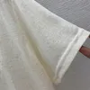Estate Ventilare Maglietta Designer Top per le donne Tessuto di cotone di bambù traspirante Lettera sul petto Stampa Casual Versatile Albicocca Maglietta a maniche corte Abbigliamento da donna