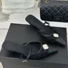 Slippers Slingbacks Sandals مصمم مدبب أصابع قدم العجل لؤلؤة لؤلؤة شريحة Luxurys قابلة للتعديل في الكاحل