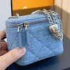 Designer Mini Bolsas de cosméticos Mulheres Cruz Body Chain Mirror Couro de qualidade Letra dupla sólida Bolas de ouro de fivela de fivela de maquiagem de vaidade agradável