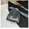 Kafatası kapağı şapka tasarımcıları Chan Lady Beanie ch toptan özel ünlü tasarımcı markası cc nakış beanie örme şapka kış şapkaları kadınlar için sıcak tutmak