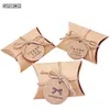 100 pezzi / lotto Simpatico cuscino di carta Kraft Contenitore di caramelle Bomboniere regalo Scatole di caramelle con etichette Forniture per feste di compleanno a casa T200115263Y
