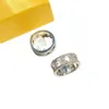 Złota projektant biżuterii wyprzedza Pierścienie Nisze Design Lightous Temurament Finger Pierścień ma średniowieczną teksturę prosta ozdoba diamentów dla kobiet