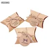 100 st mycket söta Kraft Paper Pillow Candy Box Wedding Favors Gift Candy Boxes With Tags Home Party Birthday Supply T2001151641