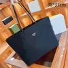 Axelväskor mode kvinnor svart designer shopping totes väska damer casual purses nylon handväskor stor kapacitet hink purses tri2312