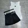 女性の短いスカートデザイナースプリングエレガントな気質ハイウエストAラインスカートアカデミースタイル甘い黒いプリーツスカートベルト装飾
