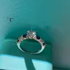 Ringdesigner ring lyxiga smycken ringar för kvinnliga ringar med diamanter enkel atmosfär födelsedagspresent förlovningsring fashionabla temperament mångsidiga