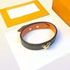 Designer Femmes Men de charme bracelets couple bijoux Love Letter Bracelet en cuir Simple Bangles Charms Gift L9991468016