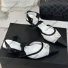 Womens Slingbacks Sandaler Designer Pekade tår toes tofflor glider på kalvskinn pärlor låga klackar glider damer justerbar fotled spänne klänning sko utomhus fritid sko