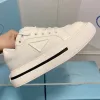 2024 zapatos de diseñador macro re-nylon gabardina zapato rueda doble plataforma gruesa zapatos casuales aumentar zapatillas de lona de lujo mujeres entrenadores C22