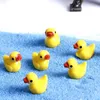 Autres accessoires de décoration de table 50/100 pcs Mini canard jaune ornement figurines miniatures minuscule canard résine artisanat micro paysage maison YQ240129