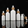 Flacon compte-gouttes d'huile essentielle blanche de 10ml 15ml 30ml, récipient d'emballage de pipette en verre cosmétique avec couvercle en bambou à grain de bois cap1186T