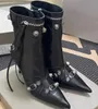 有名な高級デザイナーの女性ブーツ冬の新しい本物の革先の尖ったリベットブランドハイヒール新しい黒い細かいヒールタッセルベルトバックルショートスリーブレディースブーツ