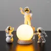 Nattljus 3D Moon Home Decor Light Astronaut Figurine Action Figures Astronauta Staty Lamp Room Study Desktop Decoration
