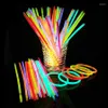 Décoration de fête 100pcs Fluorescence Light Glow Sticks Bracelet Collier Stick Anniversaire Halloween Coloré Glowsticks204o
