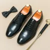 Klänningskor Black Gentleman Men Brogues Oxford High Quality Suit for Classic Men's Business Leather B94