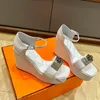 High Heels Sandalenkeilplattform elegante Frauen Sommer Sandalen Designer Pailletten Palmar Muster Runde Open Toes Top -Quality Leder -Außensohle