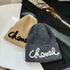 Kafatası kapağı şapka tasarımcıları Chan Lady Beanie ch toptan özel ünlü tasarımcı markası cc nakış beanie örme şapka kış şapkaları kadınlar için sıcak tutmak