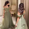Olivgrön en linje prom klänningar elegant off axel paljetter pärlor topp chiffong kjol långa kvällsklänningar kvinnor brudtärnor klänning formella vestidos bc18138