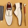 Oryginalny skórzany Oxford oddychający klasyczny styl beżowy beżowy koronkowy w górę spiczaste palce u stóp formalne buty mężczyźni