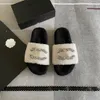 2024 NYHET Kid Fur Teddy Bear Slippers Designer Womans Office Fluffy Warm Sandal Sliders Winter Fuzzy Slipper Channel Flat Casual Shoe Sandale Luxury Tazz House Slides