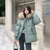 Kvinnors trenchrockar Parkas 2024 Autumn Winter Down Cotton Jacket Unikt förtjockning Fashion Kort stor storlek Kvinnlig huva ytterkläder