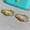 Anéis de design avançado jóias rosa ouro corda nó anel para mulheres elegante temperamento moda luxo marca festa presente