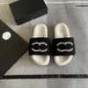 7A En Kaliteli Siyah Düz Sandalet Kış Kış Bulanık Terlik Lüksler Tazz Sandale Kürk Slaytlar Tasarımcı Kadın Kanalı Düşük Oyuncak Ayı Çocuk Kabarık Gündelik Ayakkabı Sliders