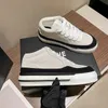 Toppkvalitet 9 färger klänning skor kvinnor lyx skum platt tränare mens present designer kanal gummi run loafer låg basket sko utomhus vandring casual sneakers