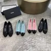 2024 Yeni Moda Kadın Sandalet Tasarımcı Koyun Dinini Sneaker Katlanabilir Kanal Daireler Bale Ayakkabı Elbise Ayakkabı Yürüyüşü Siyah Beyaz Seyahat Çalışma Espadrille Vintage Kutu