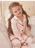 女の子のプリンセスピンクターンダウンカラーパジャマセット。TODDLERKIDSLEGSEVE BLACK LINE PAJAMAS SET SLEEPWEAR.CHILDREN'S CLOSOTION 240130