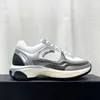 Luxus-Designer-Schuhe in Weiß, beliebte Schnürschuhe, Strick-Gold-Silber-Kanal-Sommer-Sneaker, einfach zu tragen, 2024, neue Damen-Herren-Sneaker aus Stoff, Wildleder, Kalbsleder, laminiert