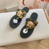 Versa Flip Flops 슬리퍼 여름 수영장 금속 로고 샌들 캐주얼 신발 럭셔리 10A Quality Beach Loafer 디자이너 노새 소녀 플랫 슬라이드 선물 수영장 여성 슬라이더 슬라이더 레이디