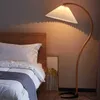 フロアランプノルディッククリエイティブな天然木製クルミプリーツLEDランプリビングルームベッドルームスタディレディングライト屋内装飾照明器具YQ240130